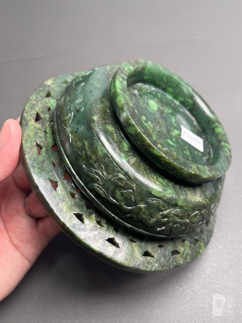 清乾隆  碧玉饕餮纹折沿熏炉（带木座） - 图19
